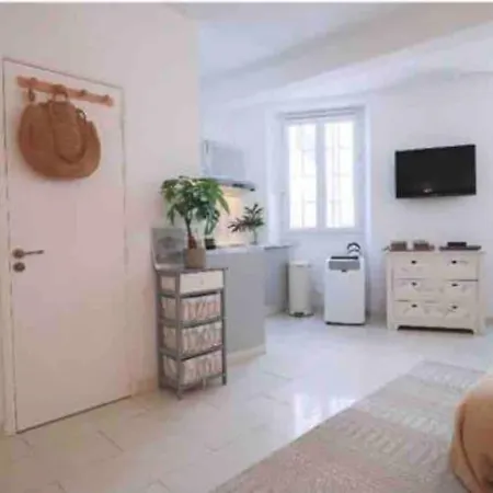 Apartment Cosy Situe En Plein Coeur Du Vieil Antibes. Antibes
